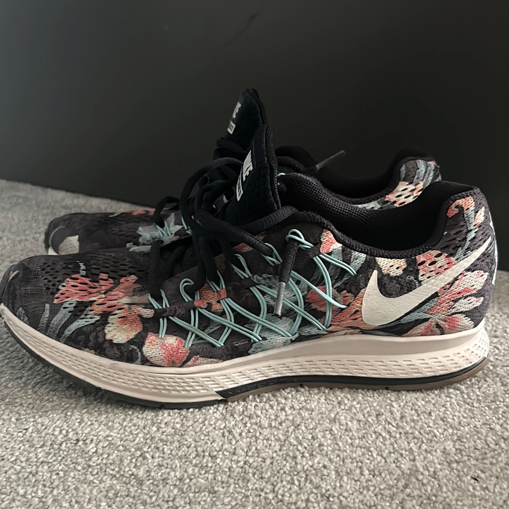 Nike women’s sneaker